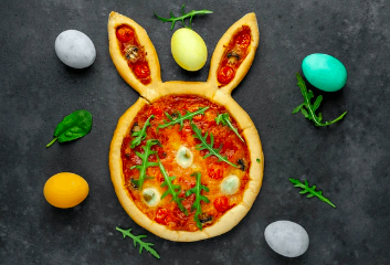 Pizza con forma de conejo saludable para Pascua