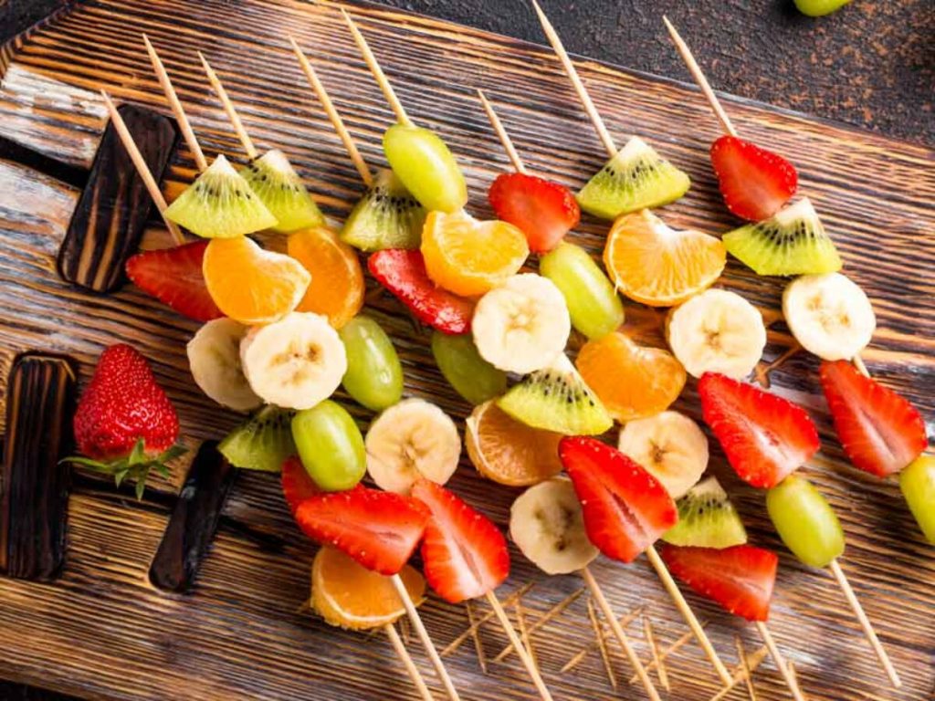 Pincho de frutas saludable para Pascua